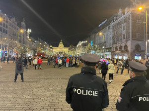 Do Prahy přijelo oslavit Silvestra okolo sto tisíc turistů, policisté i záchranáři zvýší své počty v ulicích