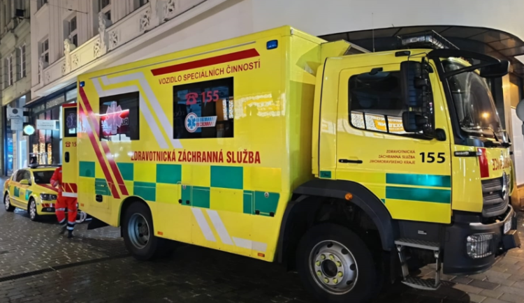 Záchranáře na jihu Moravy při novoročních oslavách zaměstnali hlavně opilí lidé. V sanitce pomohli na svět holčičce.