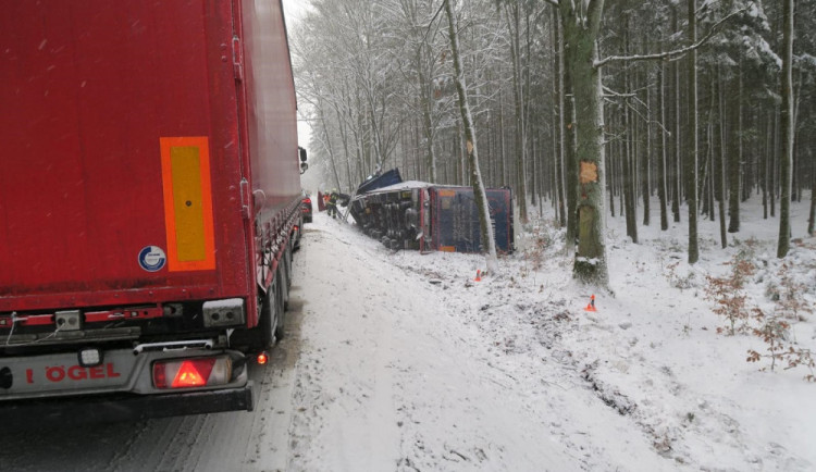 Meteorologové varují před vydatným sněžením, může způsobit komplikace v dopravě