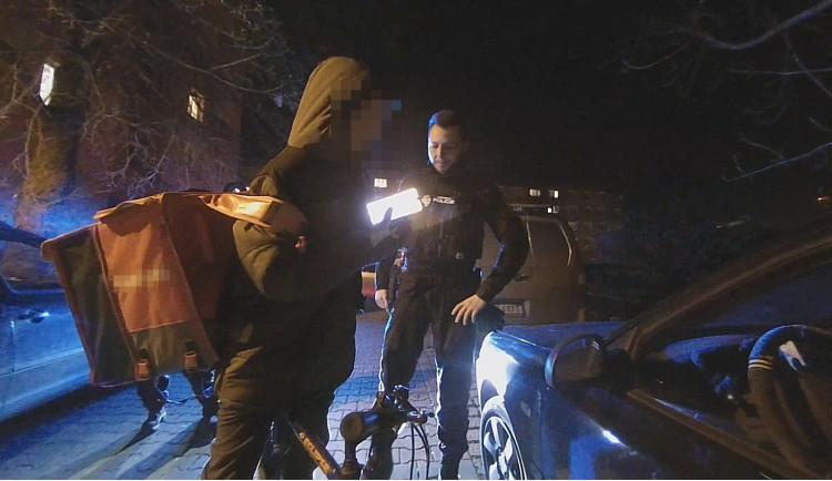 Cyklista porušil předpisy, nespolupracoval se strážníky a drze si je točil na mobil