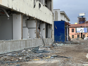 Bývalá budova společnosti Čevak jde k zemi, nahradí ji nový Lidl. V okolí vyroste nová bytová čtvrť