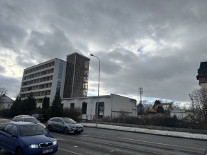 Bývalá budova společnosti Čevak jde k zemi, nahradí ji nový Lidl. V okolí vyroste nová bytová čtvrť