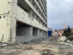 Bývalá budova společnosti Čevak jde k zemi, nahradí ji nový Lidl. V okolí vyroste nová bytová čtvrť