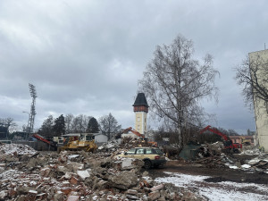 Bývalá budova společnosti Čevak jde k zemi, nahradí ji nový Lidl. V okolí vyroste nová bytová čtvrť
