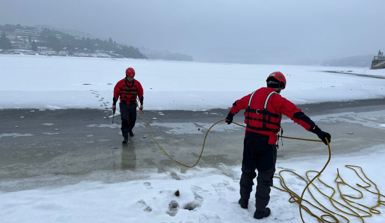 VIDEO: Prygl zamrznul. U přístaviště naměřili strážníci devět centimetrů, na Kozí horce jen tři