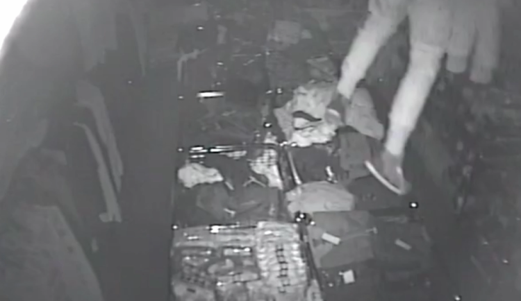 Uklízečka zamkla zloděje v kabině fotbalového klubu, chytili ho i při dalším vloupání, kam se spustil oknem