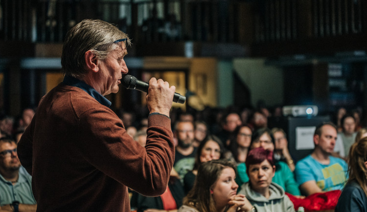 Případ podomácky vyrobené bomby nebo rozřezaná mrtvola v řece, populární přednášky o skutečných zločinech hlásí pokračování