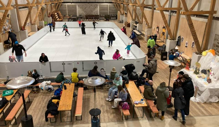 Lidé mohou opět bruslit na unikátním kluzišti v historické stodole, zájem je obrovský