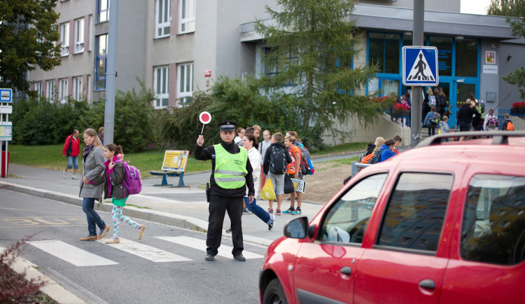 Město chce zklidnit dopravu v okolí základních škol, řešení hledá v evropském projektu Climaborough