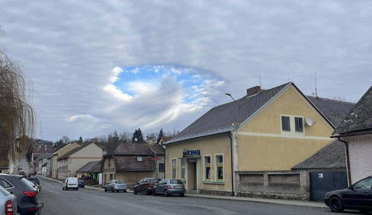 Nebesa se tajemně otevřela! Vidíte na snímcích UFO, anděla nebo ducha?