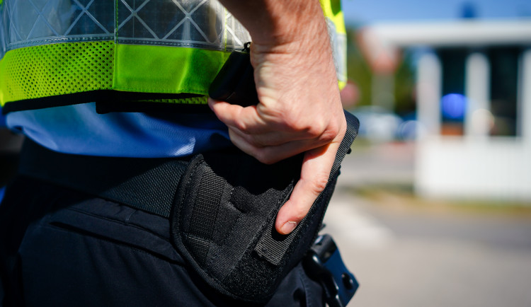 VIDEO: Muži si objednávali drahé zboží na dobírku. Z výdejního místa ho chtěli odnést bez placení