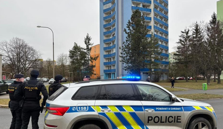 Na střeše paneláku je muž se zbraní, tvrdili lidé. Policie rozjela velké manévry