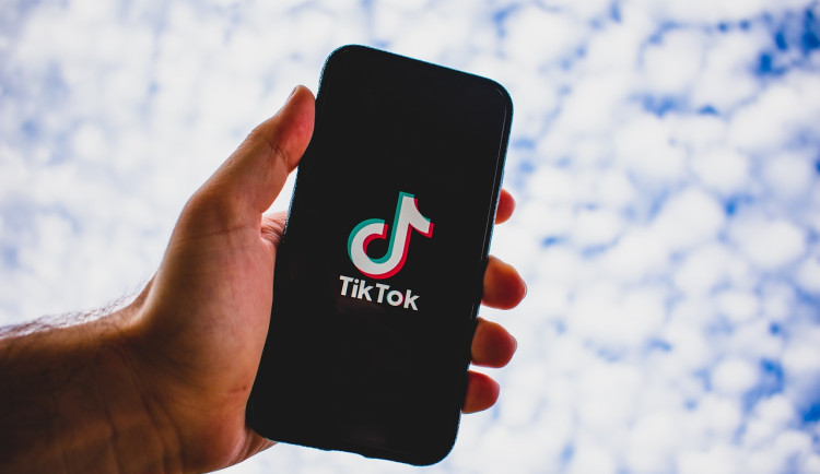 TikTok v USA čelil odstávce, po zásahu Donalda Trumpa obnovuje provoz