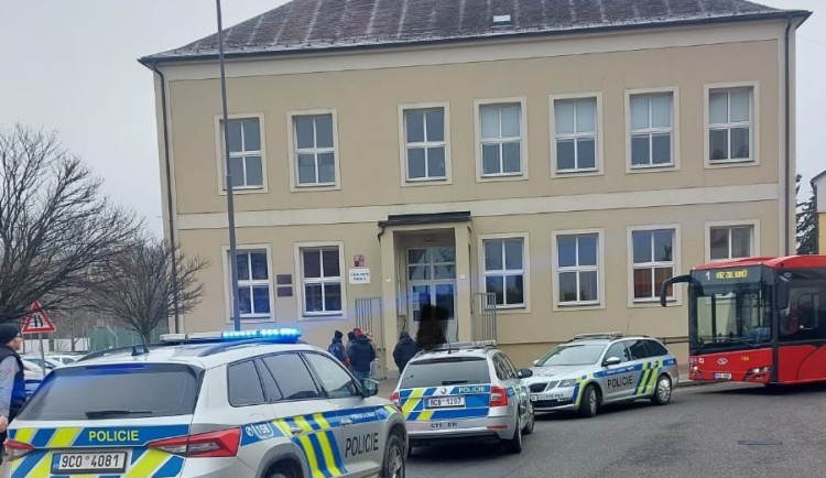 Zásah policie ve škole v Rudolfově. Žák mířil zbraní na učitelku, sama ho zneškodnila