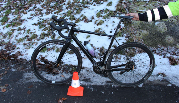 Policisté řeší havárii cyklisty na Opavsku. Padesátník ležel vedle kola a nejevil známky života