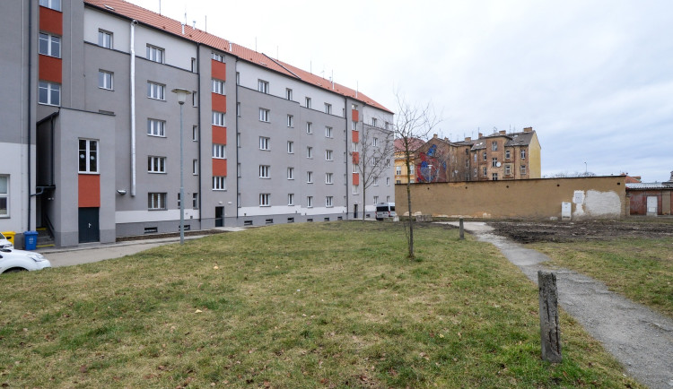 Více parkovacích míst i příjemnější prostor, začala proměna vnitrobloku v Korandově ulici