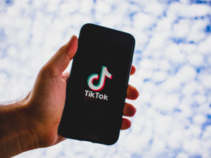 TikTok v USA čelil odstávce, po zásahu Donalda Trumpa obnovuje provoz