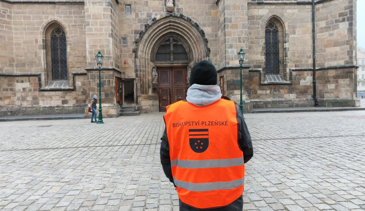 Týpek nadával v kostele, tak jsem ho vyprovodil ven, říká strážce katedrály. Ještě nedávno žil na ulici