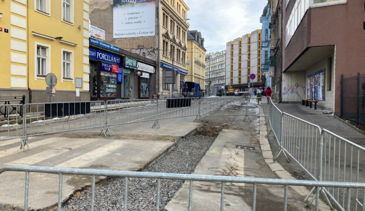 Jablonecká ulice zůstane zavřená do konce roku 2026, otevře se jen na příští zimu. Vjezd pro sanity a do parkovacího domu bude zajištěn