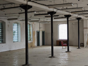 Podívejte se do útrob obří továrny na tkanice a stuhy z roku 1884, osud zchátralého objektu je stále nejasný