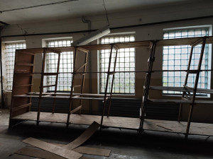 Podívejte se do útrob obří továrny na tkanice a stuhy z roku 1884, osud zchátralého objektu je stále nejasný