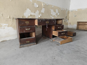 Podívejte se do útrob obří továrny na tkanice a stuhy z roku 1884, osud zchátralého objektu je stále nejasný