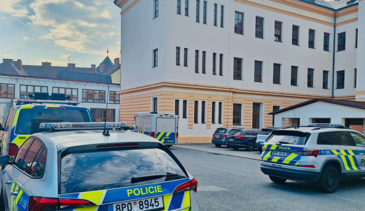 Policie odložila případ školačky, která napadla nožem dva spolužáky, soud jí může poslat do ústavu