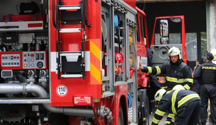 V rodinném domě našli mrtvou ženu, nejspíš zemřela při požáru