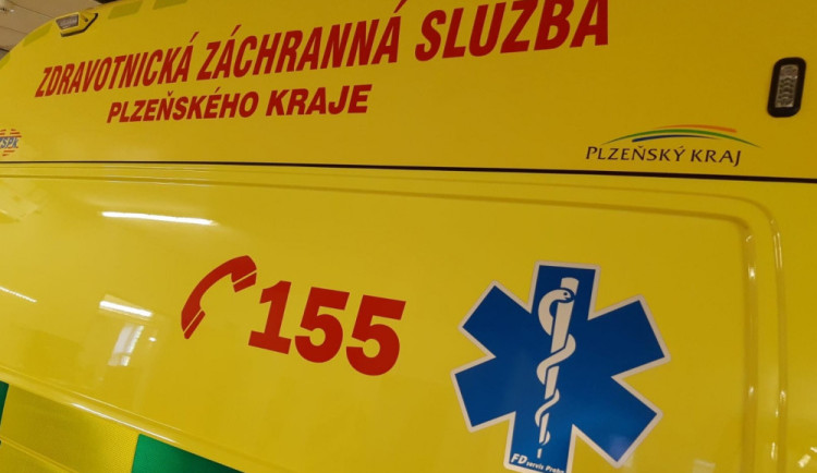 Sedmdesátiletý chodec nepřežil střet s osobním vozem, provoz na silnici I/21 v Plané stál několik hodin