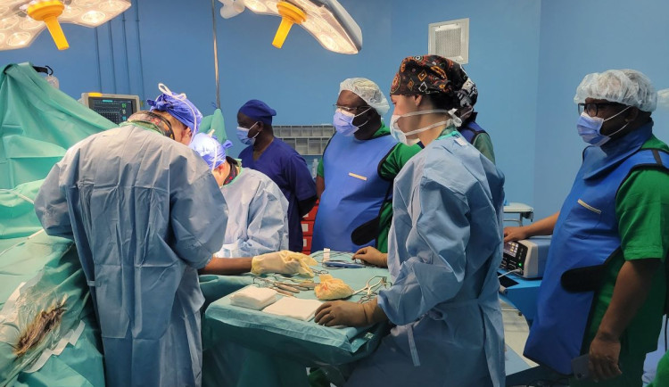 Špatně srostlé zlomeniny i reoperace kvůli zapomenutému peánu. Tým z FN Olomouc pomáhal v Africe