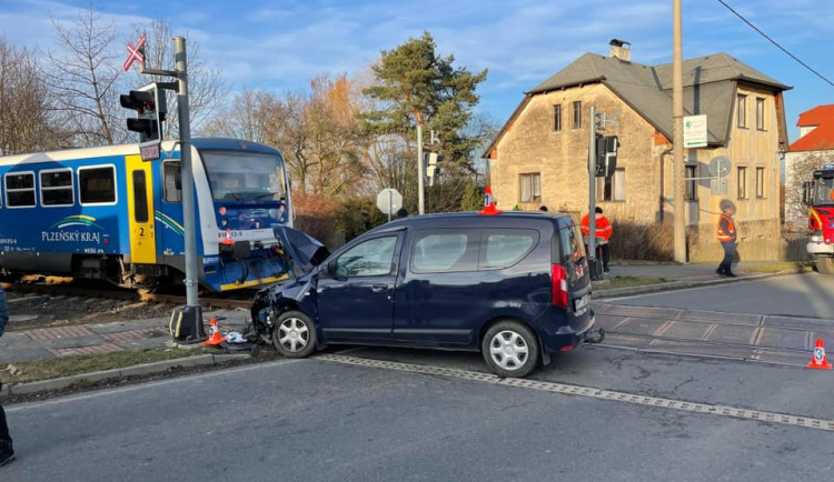 Řidičku oslnilo slunce a vjela na přejezd před projíždějící vlak. V autě měla roční dítě