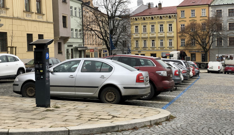Parkování v Jihlavě I: Na náměstí se toho moc nezměnilo, dá se tam stát i zadarmo