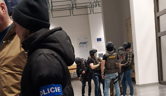 Vykřikovali Alláh Akbar a napodobovali střelbu, dvojici studentů čeká soud