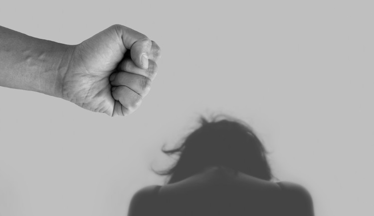 Svou ex vytáhl násilím z postele, nastříkal jí do obličeje peřový sprej a okradl