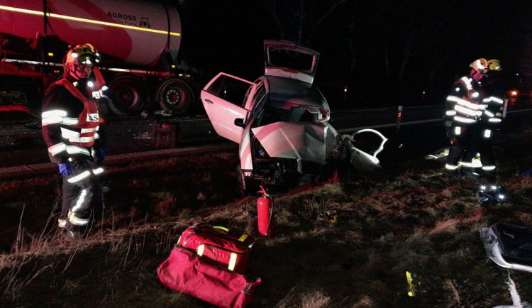 VIDEO: Řidič osobáku se čelně střetl s cisternou, hasiči ho museli z auta vyprostit