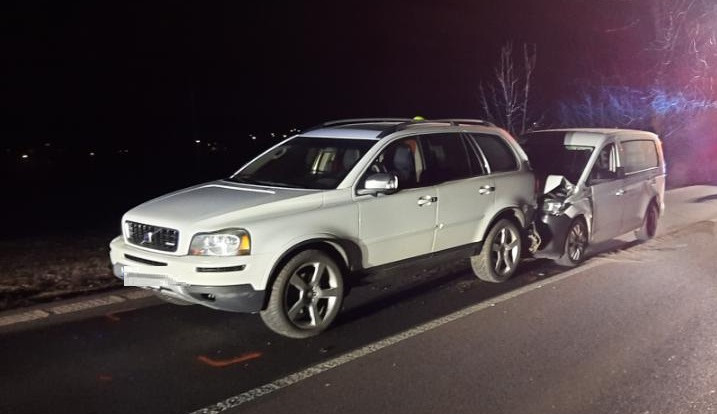 FOTO: Řidič na Třebíčsku po střetu se srnou zastavil. Vtom do něj narazilo auto, které jelo za ním