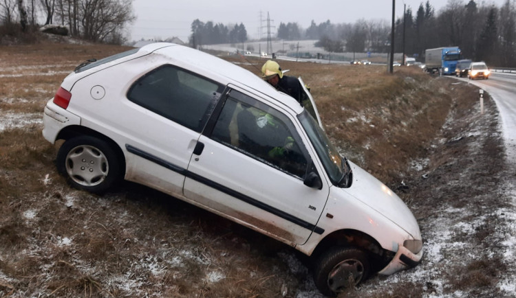 Sněžení na Vysočině řidičům komplikuje cestování. Od rána policie vyjížděla k sedmi nehodám