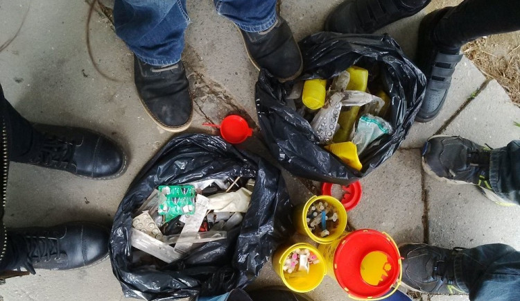 Lidé, kteří si prošli závislostí, pomáhají v brněnských ulicích. Sbírají stříkačky nebo nabízí oblečení lidem bez domova