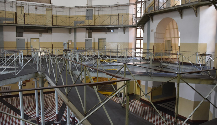 Dozorce pašoval do věznice v odpadkových pytlích sladkosti a tabák pro svého bývalého spolužáka