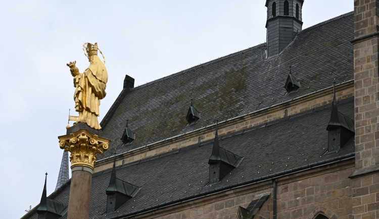 Krov katedrály je v havarijním stavu, dělníci budou muset vyměnit i odlamující se břidlicovou krytinu