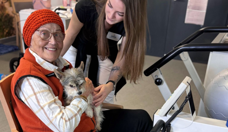 Vratislavické SeniorCentrum využívá k aktivizaci klientů i teriéra Joeho. Zlepšuje náladu i soustředění