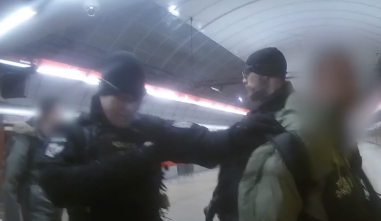 VIDEO: Muž s nožem v metru vyhrožoval cestujícím, policie hledá svědky