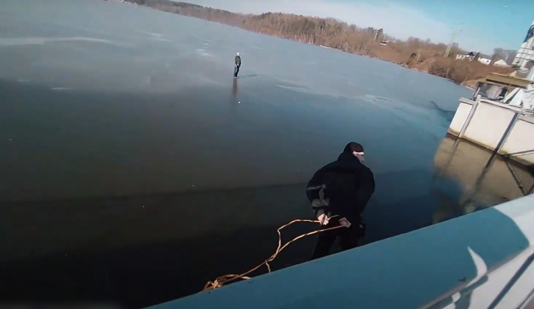 VIDEO: Řidič prchal před strážníky přes zamrzlou přehradu, měl k tomu hned dva důvody