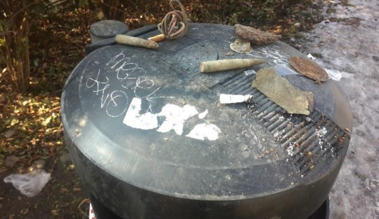 Na odpadkovém koši v Brně se válela munice. Jsou to ostré náboje do samopalu, usoudili strážníci