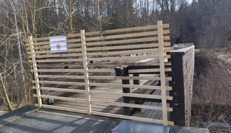 Unikátní dřevěný akvadukt, přes který teče voda nad tratí, půjde k zemi i s lávkou