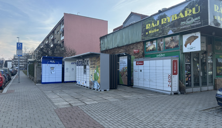 Dobrý sluha nebo zlý pán? Výdejní boxy usnadňují život i komplikují dopravu