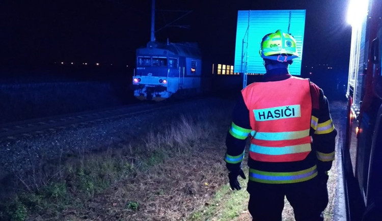 Vlak v Plzni srazil a usmrtil mladého muže, provoz na trati stál přes tři hodiny