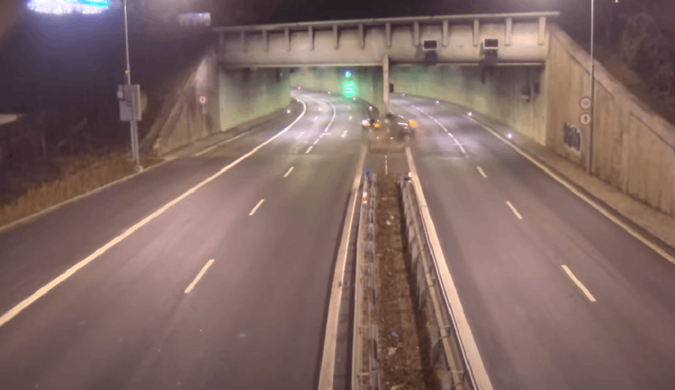 VIDEO: Mladá řidička pod vlivem narazila do portálu Husovického tunelu. Skončila v nemocnici