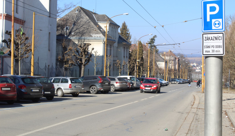 Parkování v Jihlavě III: Třída Legionářů je oblíbená a levná, ještě letos tam otevře nový parkovací dům
