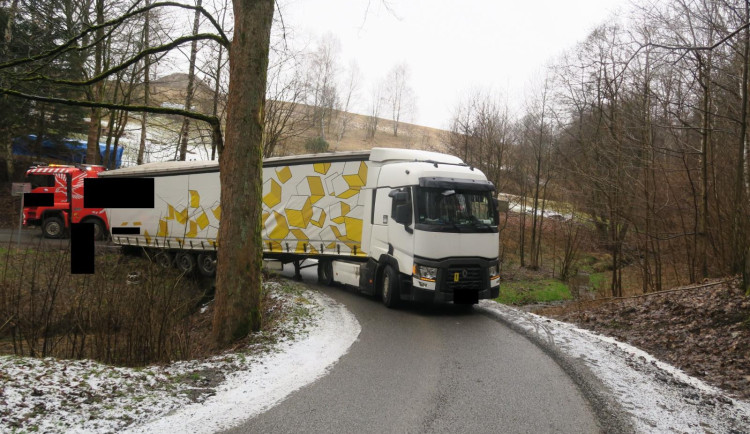 Řidič kamionu, který v sobotu ráno havaroval na Rádle, nadýchal 1,34 promile